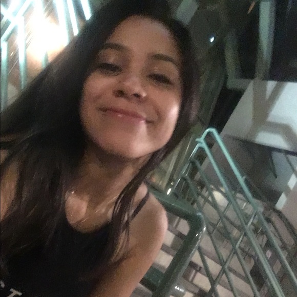 Meet your Posher, Alexia - Picture 1 of 1